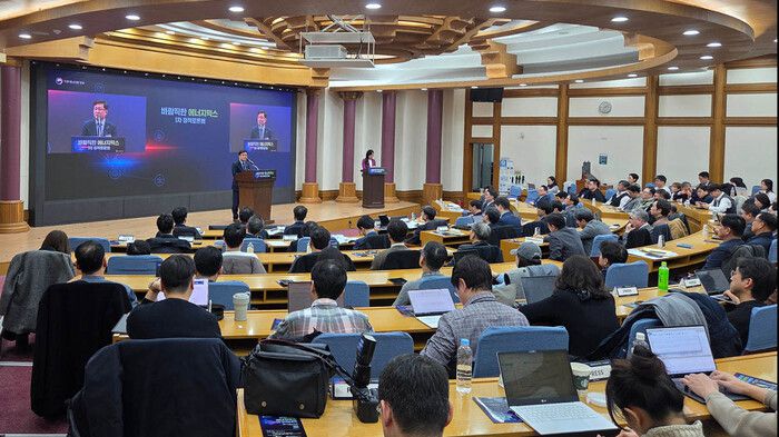 김성환 기후에너지환경부 장관이 지난달 30일 서울 여의도 국회 의원회관에서 열린 ‘바람직한 에너지믹스 1차 정책토론회’에 참석해 여는 발언을 하고 있다. 기후에너지환경부 제공