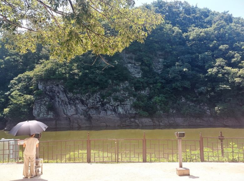 지난해 7월19일 집중호우로 물에 잠긴 울주군 반구대 암각화 암벽의 모습. 8월1일 찍은 사진으로 8월24일 전모가 다시 드러날 때까지 암각화는 36일간 물속에 잠겨 있었다. 노형석 기자