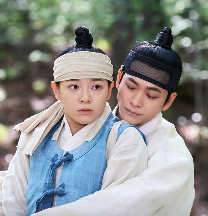 ‘이강에는 달이 흐른다’ 2회. 등짐장수 박달이가 총에 맞은 세자 이강을 구하고, 함께 말을 타고 한양으로 오는 장면. 문화방송 제공