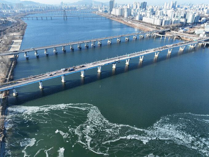 한파가 이어지는 21일 서울 한강 광나루 관공선 선착장 인근 강물이 얼어 있다. 연합뉴스