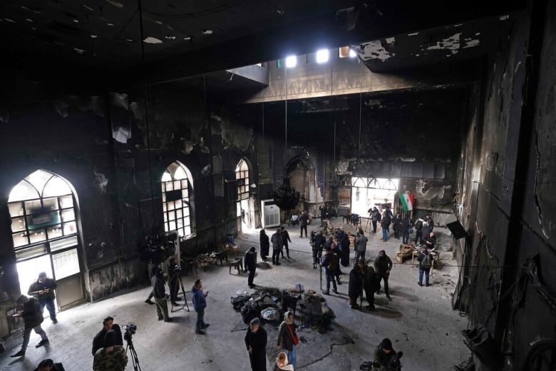 21일(현지시각) 이란 정부의 초청으로 방문한 외신들이 시위대에 의해 공격 받은 이란 테헤란 베헤슈티 이슬람 사원에서 취재하고 있다. AFP 연합뉴스