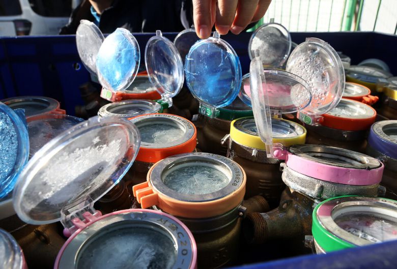 강추위가 계속되고 있는 22일 서울 강북구 미아가압장에 동파된 수도계량기가 놓여 있다. 서울시에 따르면 전날 오후 5시부터 이날 오전 5시까지 서울에서 수도 계량기 동파 16건이 발생했다. 연합뉴스