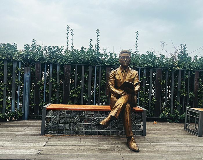 효사정 아래쪽에 심훈 선생 좌상을 설치하고 문학공원으로 조성했다.