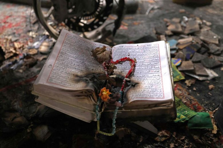 21일(현지시각) 이란 테헤란에 있는 베헤슈티 이슬람 사원에서 이슬람교 성전인 쿠란이 불탄 채 놓여져 있다. 이 사진은 이란 정부의 초청으로 방문한 외신들이 촬영한 사진이다. AFP 연합뉴스