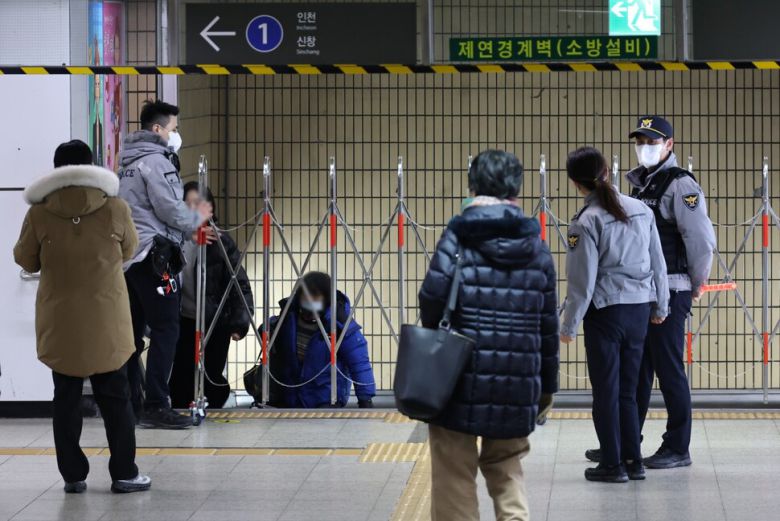 23일 서울 지하철 1호선 종로3가역 상행선 열차의 차량 하부에서 연기가 발생해 승객들이 전원 하차, 대피했다. 소방당국에 따르면 연기는 브레이크 과열로 인한 것으로 추정된다. 이날 연기 발생 뒤 이용객들의 승강장 출입을 통제 중인 경찰. 연합뉴스