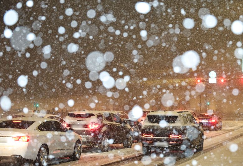 영하권의 날씨가 계속되는 23일 저녁 서울 종로구 광화문광장 일대에 많은 양의 눈이 내리고 있다. 연합뉴스