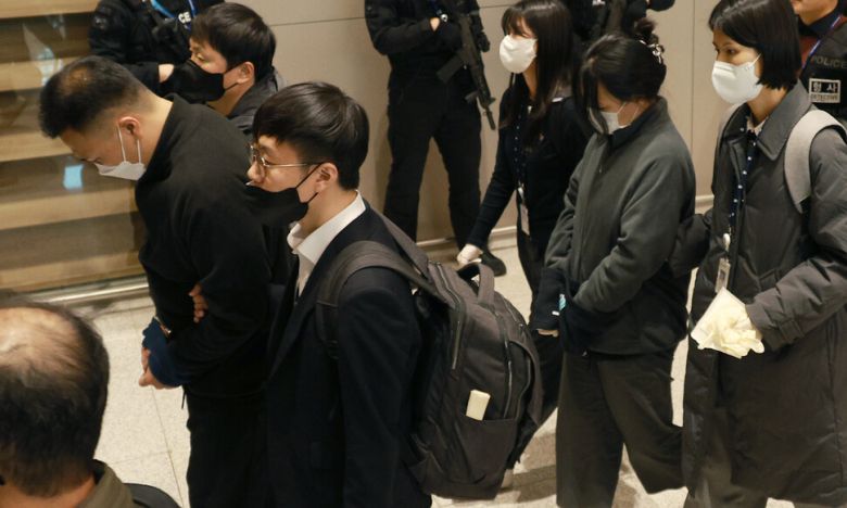 캄보디아 현지에서 120억원대 ‘로맨스 스캠’ 범죄를 저지른 한국인 부부가 23일 오전 인천국제공항을 통해 국내로 송환되고 있다. 정용일 선임기자 yongil@hani.co.kr