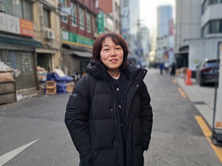 19일 오후 서울 중구 퇴계로의 골목 거리에서 포즈를 취한 김희선 팀장. 고경태 기자