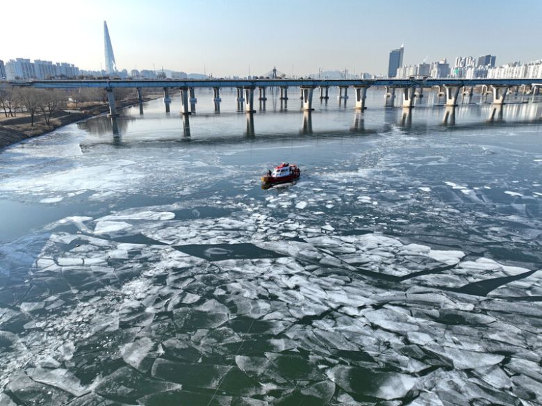 한파가 이어진 23일 서울 한강 광나루 관공선 선착장 인근에서 119 광나루수난구조대가 순찰 근무를 하며 출동로 확보 작업을 하고 있다. 연합뉴스