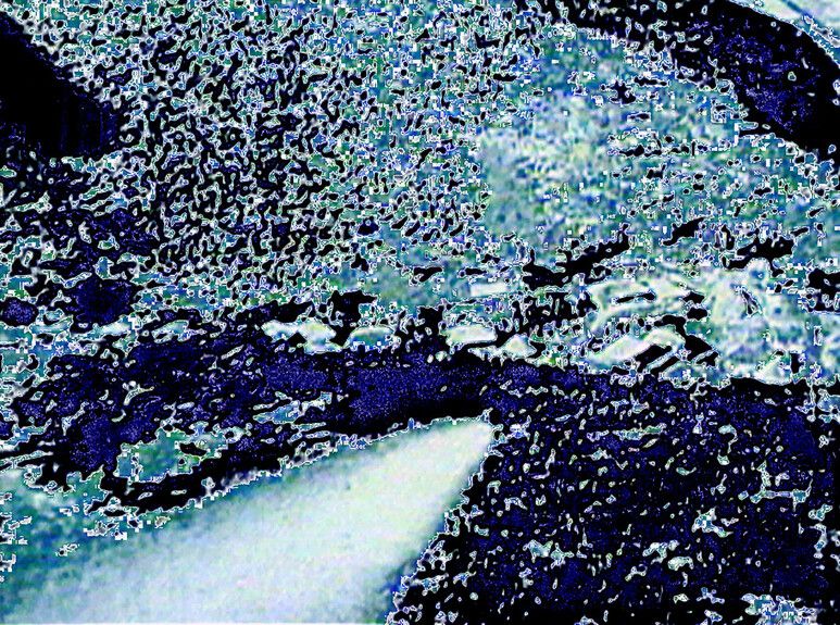 한국전쟁기 낮게 뜬 미군 전투기에서 쏜 폭탄이 민간 마을을 향해 날아가고 있다. 문화방송 화면 갈무리