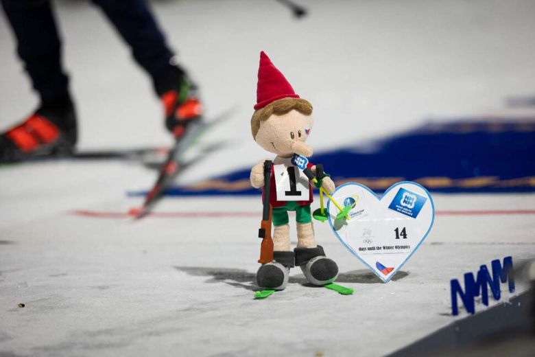 22일 체코 노베 므네스토 나 모라베에서 열린 바이애슬론 월드컵 남자 15㎞ 쇼트 인디비주얼 경기가 끝난 뒤, 마스코트가 2026 밀라노-코르티나 겨울올림픽 개막까지 남은 날짜가 적힌 팻말을 들고 있다. 노베 므네스토 나 모라베/AFP 연합뉴스