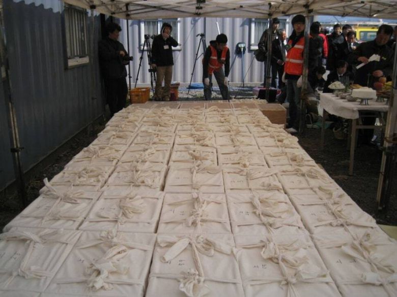 2008년 제주공항에서 발굴된 유해가 2009년 3월 유전자 감식을 위해 제주대학교 의학대학으로 운구됐다. 한겨레 자료사진