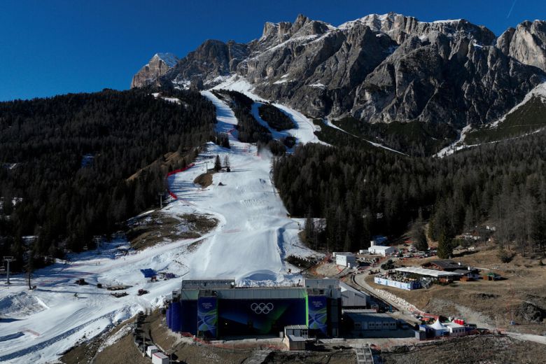 2026 밀라노-코르티나 겨울올림픽을 앞두고 21일 이탈리아 코르티나 담페초 토파네 알파인 스키 센터에서 인공눈을 뿌리는 장비들이 가동되고 있다. 코르티나 담페초/로이터 연합뉴스