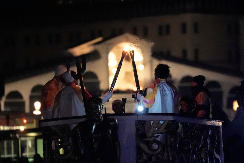 성화 주자들이 22일 이탈리아 베네치아의 그랑카날에서 올림픽 성화를 들고 있다. 베네치아/AP 연합뉴스