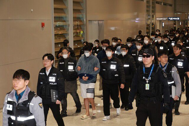 캄보디아 범죄 조직에서 활동하며 우리 국민 869명에게서 약 486억원을 편취한 한국인 피의자 73명이 23일 오전 전세기를 타고 인천국제공항 제2여객터미널로 강제 송환되고 있다. 정용일 선임기자 yongil@hani.co.kr