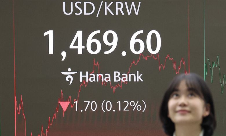 22일 오후 서울 중구 하나은행 본점 딜링룸 현황판에 원-달러 환율이 표시돼 있다. 연합뉴스