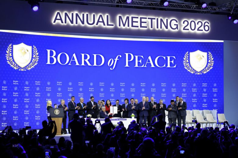 U.S. President Donald Trump (C) holds up his signature on the founding charter during a signing ceremony for the \"Board of Peace\" at the World Economic Forum (WEF) in Davos on Thursday, January 22, 2026. Photo by World Economic Forum/Jason Alden/UPI/2026-01-23 04:57:14/ <저작권자 ⓒ 1980-2026 ㈜연합뉴스. 무단 전재 재배포 금지, AI 학습 및 활용 금지>