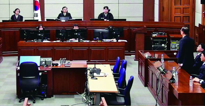 내란 중요임무 종사와 허위공문서 작성 등 혐의로 기소된 한덕수 전 국무총리(오른쪽 선 이)가 21일 오후 서울 서초구 서울중앙지방법원 417호 형사대법정에서 열린 1심 선고 공판에서 징역 23년형을 선고받고 있다. 조은석 특별검사팀이 구형한 15년보다 무거운 형이다. 대부분의 혐의를 유죄로 인정한 재판부는 이날 한 전 총리를 법정구속했다. 서울중앙지법 제공 영상 갈무리