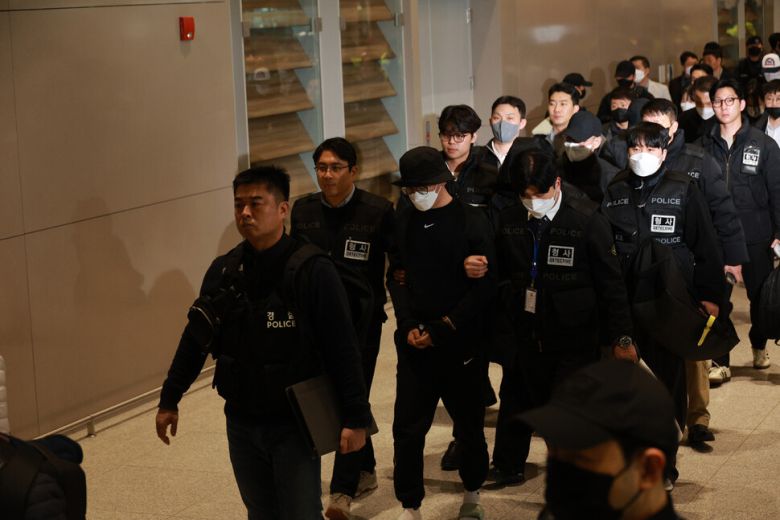 캄보디아에서 우리 국민 869명에게 약 486억원을 편취한 한국인 피의자 73명이 전세기로 23일 오전 인천국제공항 제2여객터미널 도착해 호송차로 이동하고 있다. 정용일 선임기자 yongil@hani.co.kr