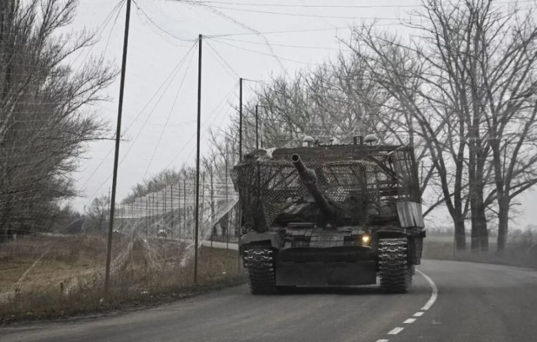 지난해 11월20일(현지시각) 우크라이나 도네츠크의 전선 도시 포크로우스크. 드론 공격 방어용 그물로 상부를 덮은 전차가 드론 방어 그물로 뒤덮인 도로를 지나고 있다. 로이터 연합뉴스