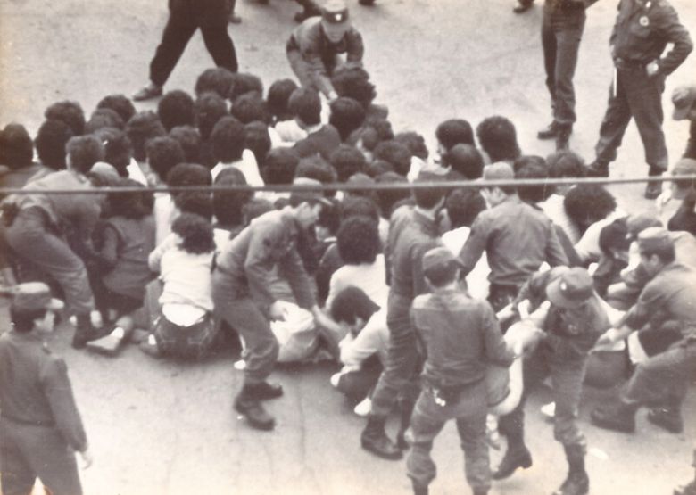 대표적 민주노조였던 원풍모방 노조는 1982년 10월1일 공권력에 의해 파괴당했다. 추석날이던 그날 새벽, 경찰이 들이닥쳐 사내 농성 중인 원풍모방 조합원들을 연행하고 있다. 필자 제공