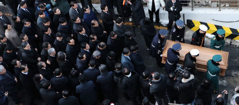 베트남 출장 중 별세한 이해찬 민주평화통일자문회의 수석부의장의 시신이 27일 서울 종로구 서울대병원 장례식장으로 운구되고 있다. 공동취재사진