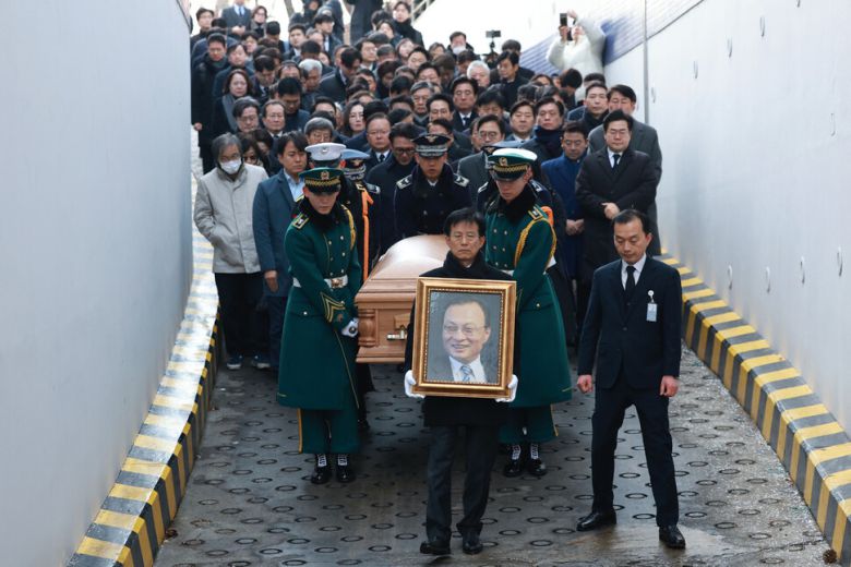 베트남 출장 중 별세한 이해찬 민주평화통일자문회의 수석부의장의 시신과 영정이 27일 서울 종로구 서울대병원 장례식장에 도착해 운구되고 있다. 공동취재사진