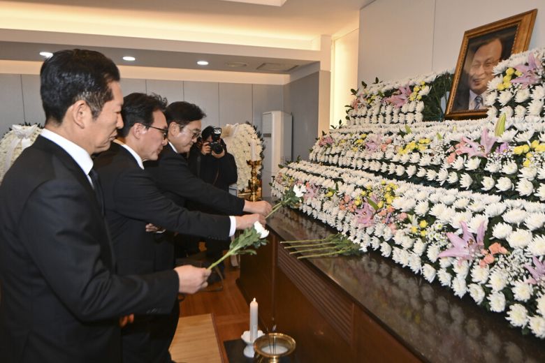 정청래 더불어민주당 대표와 김민석 국무총리, 우원식 국회의장이 27일 오전 서울 종로구 서울대학교병원 장례식장 고 이해찬 전 국무총리의 빈소에서 조문하고 있다. 공동취재사진