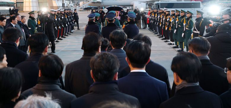 베트남 출장 중 별세한 이해찬 민주평화통일자문회의 수석부의장의 시신이 27일 오전 인천국제공항에 도착해 운구 차량으로 이동하고 있다. 공항사진기자단