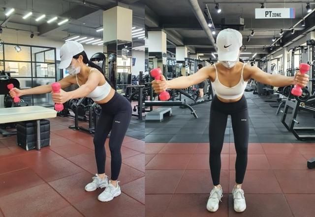 Y래이즈를 본격적으로 시작하기 전, 팔을 지면과 수평하게 들어올려야 한다. 피트니스위 제공