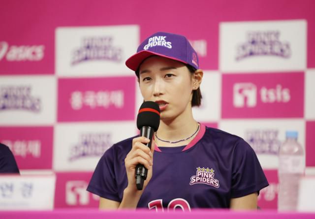 김연경이 29일 경기 용인시 흥국생명 연수원에서 취재진과 인터뷰하고 있다. 연합뉴스