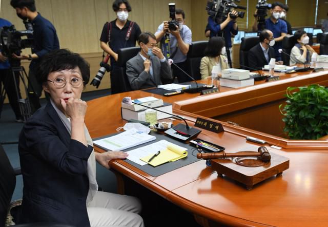 최영애 국가인권위원회 위원장(왼쪽)이 30일 오전 서울 중구 국가인권위원회에서 열린 제26차 상임위원회에서 회의 시작을 기다리고 있다. 이날 회의에서 고 박원순 전 서울시장의 위력에 의한 성추행 의혹 사건에 대한 인권위의 직권조사 여부를 결정했다. 고영권 기자