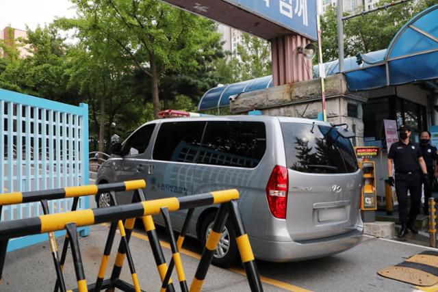 방역 방해 혐의 등으로 구속 전 피의자 심문(영장실질심사)을 마친 이만희 신천지예수교 증거장막성전 총회장이 탑승한 호송 차량이 31일 오후 경기 수원구치소로 향하고 있다. 뉴스1