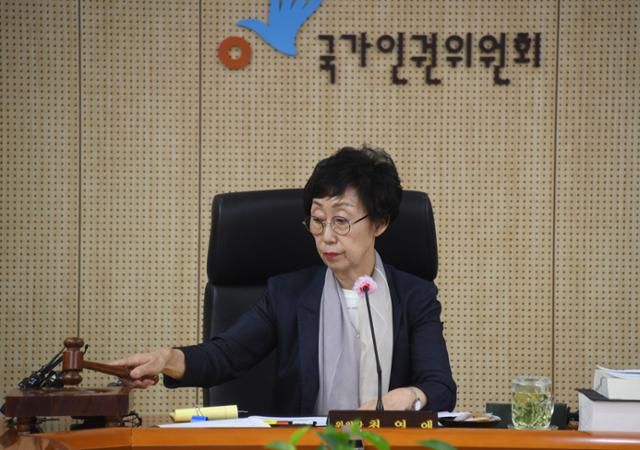 최영애 국가인권위원회 위원장이 지난달 30일 오전 서울 중구 국가인권위원회에서 열린 제26차 상임위원회에서 의사봉을 두드리고 있다. 이날 회의에서 고 박원순 전 서울시장의 위력에 의한 성추행 의혹 사건에 대한 국가인권위의 직권조사 여부를 결정했다. 고영권 기자