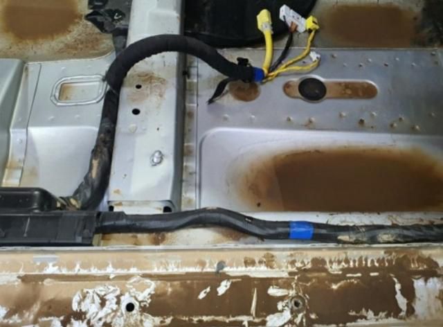 침수된 승용차에 토사 등 오염물 유입으로 부식이 이뤄지고 있다. 자동차10년타기시민운동연합 제공