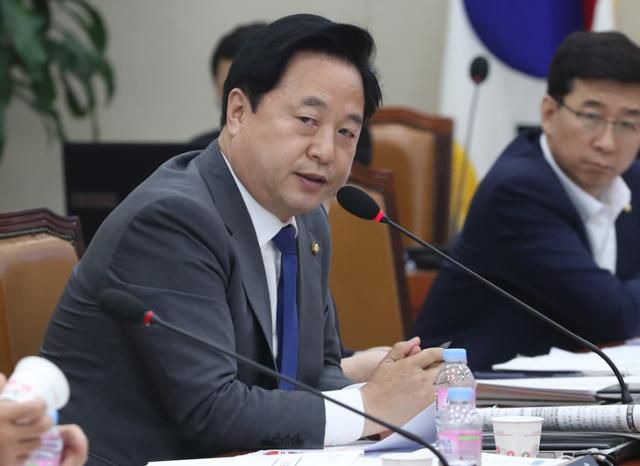 김두관 더불어민주당 의원이 6월 17일 회에서 열린 기획재정위원회 전체회의에서 홍남기 경제부총리 겸 기획재정부 장관에게 질의를 하고 있다. 뉴스1