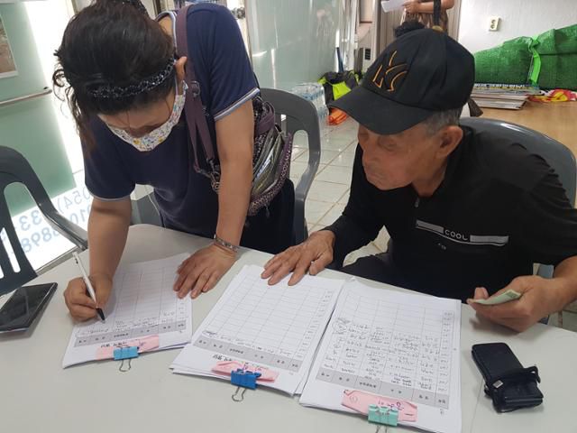 3년간 연속 물난리를 겪은 경북 영덕군 강구면 한 주민이 13일 철도시설공단 등을 상대로 손해배상소송을 접수하는 사무실에서 피해사실 내용을 쓰고 있다. 김정혜기자 kjh@hankookilbo.com