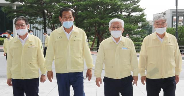 충남 금산, 충북 옥천ㆍ영동, 전북 무주의 4개 지역 기초자치단체장들이 용담댐 방류로 인한 피해 보상과 재발 방지 대책을 요구하기 위해 지난 12일 대전 한국수자원공사를 방문했다. 대전=뉴스1