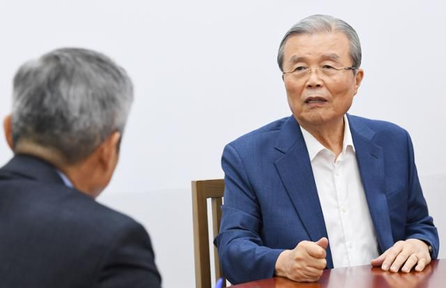 김종인 미래통합당 비상대책위원장이 14일 국회에서 한국일보와 인터뷰 하고 있다. 배우한 기자