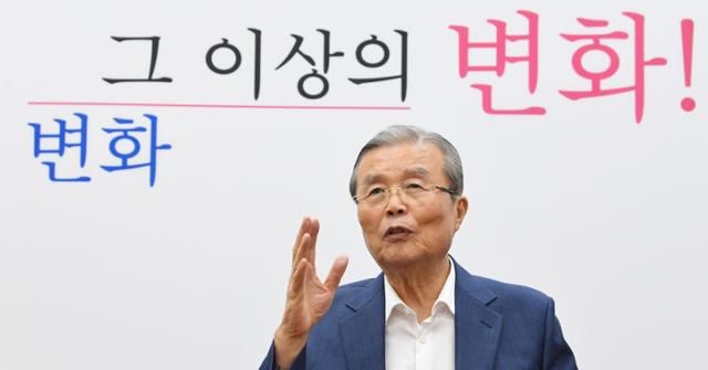 김종인 미래통합당 비상대책위원장이 14일 국회에서 한국일보와 인터뷰 하고 있다. 배우한 기자