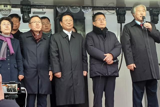 지난해 11월 20일 단식투쟁에 돌입한 황교안(오른쪽에서 두번째) 전 자유한국당 전 대표가 청와대 분수대 인근에서 열린 '문재인 하야 범국민투쟁본부' 주최 집회를 찾아 총괄대표인 전광훈(오른쪽) 목사의 연설을 듣고 있다. 연합뉴스
