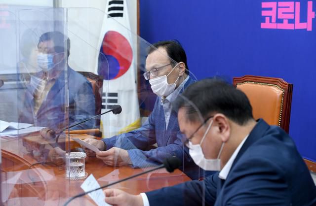 이해찬 더불어민주당 대표가 21일 서울 국회에서 열린 더불어민주당 최고위원회의에서 모두발언을 하고 있다. 오대근 기자