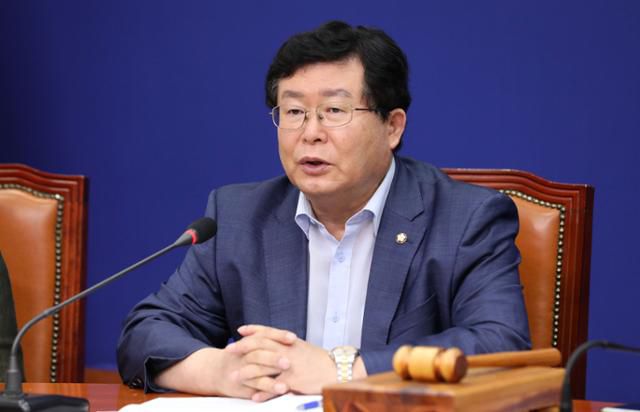 설훈 더불어민주당 최고위원이 지난달 22일 국회에서 열린 당 최고위원회의에서 발언하고 있다. 뉴시스