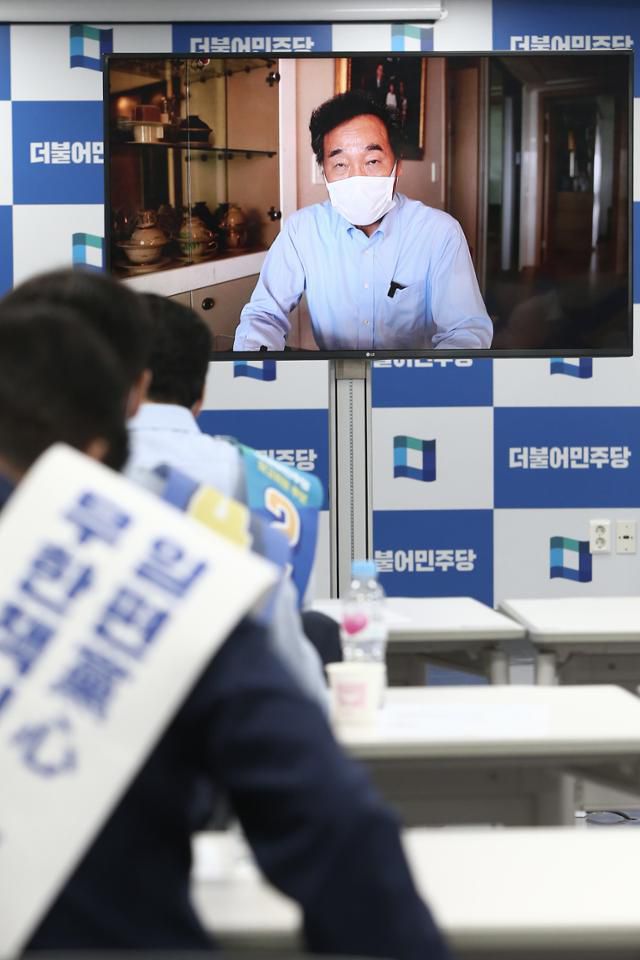22일 서울 여의도 더불어민주당 중앙당사에서 열린 당대표 및 최고위원 후보 수도권 온택트 합동연설회에서 이낙연 당대표 후보가 영상연설을 하고 있다. 연합뉴스