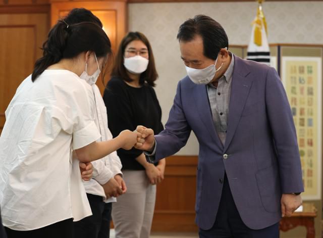 정세균 국무총리가 23일 오후 정부서울청사에서 전공의협의회 회장단과 면담에 앞서 주먹인사를 나누고 있다. 이날 모든 연차의 전공의들이 정부의 의과대학 정원 확대 등에 반대하며 업무에서 손을 뗐다. 연합뉴스