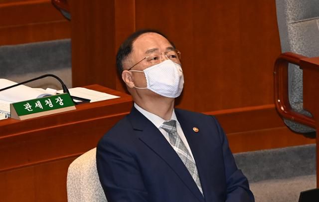 (서울=뉴스1) 박세연 기자 = (서울=뉴스1) 박세연 기자 = 홍남기 경제부총리 겸 기획재정부 장관이 24일 오전 국회에서 열린 예산결산특별위원회 전체회의에서 생각에 잠겨 있다. 2020.8.24/뉴스1