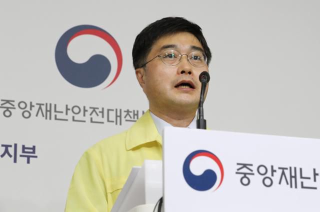윤태호 중앙사고수습본부 방역총괄반장이 24일 정부세종청사에서 코로나19 대응 정례 브리핑을 마친 뒤 취재진의 질문에 답변하고 있다. 연합뉴스