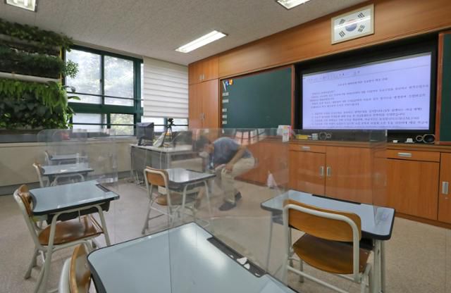 서울·인천·경기 유초중고특수학교의 전면 원격수업 전환을 하루 앞둔 25일 오후 서울 화랑초등학교 한 교실 모니터에 신종 코로나바이러스 감염증(코로나19) 재확산에 따른 원격수업 관련 가정통신문이 보이고 있다. 뉴시스