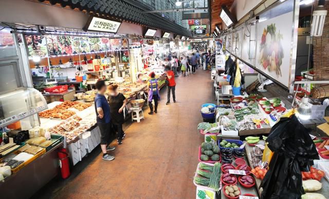 코로나19 확산으로 사회적 거리두기 2단계 조치가 시행 중인 24일 오후 경기도 수원시 못골종합시장이 평소보다 한산하다. 수원=연합뉴스