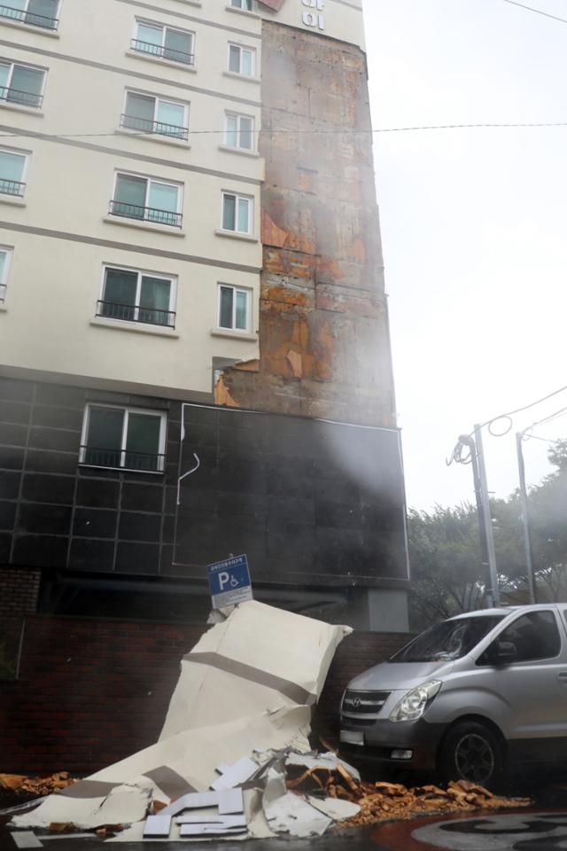 26일 제8호 태풍 '바비'의 영향으로 제주시 이도2동의 한 아파트 외벽이 떨어져 승합차 한대가 파손됐다. 제주=뉴스1